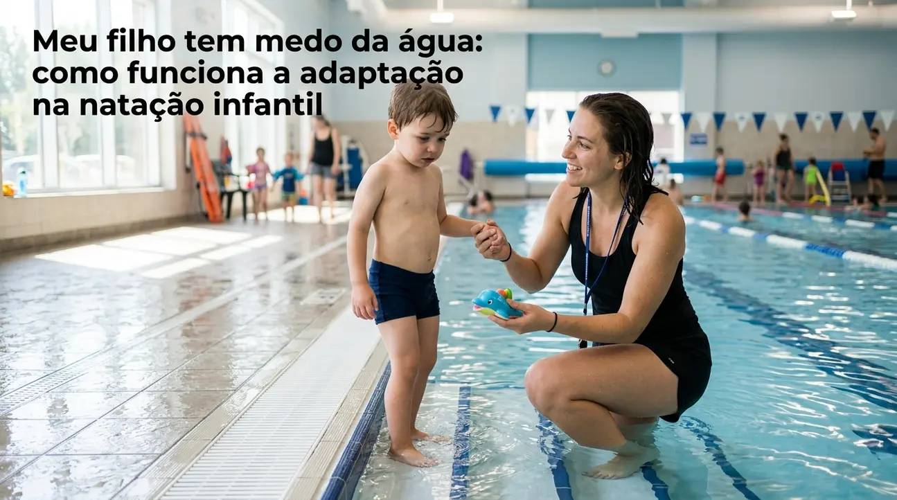 Criança feliz superando medo da água na natação infantil do Espaço Vitali